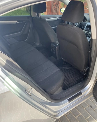 Volkswagen Passat cena 24997 przebieg: 210000, rok produkcji 2011 z Warszawa małe 46